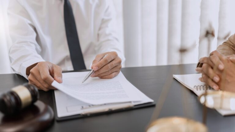 Lawyer and client negotiation in legal judgement consulting